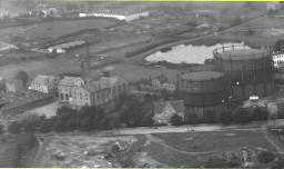 Luftaufnahme 1920, rechts Gasometer und der Trollsee, oben Gebäudekomplex Tempelhof und die Apenrader Straße